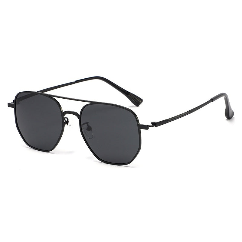 Polarized fashion sunglasses in black frame with black-gray lens, stylish polygon design for European and American fashion.
